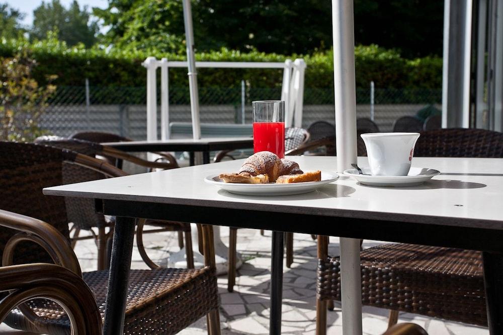 Hotel Trevi Cesenatico Exterior photo
