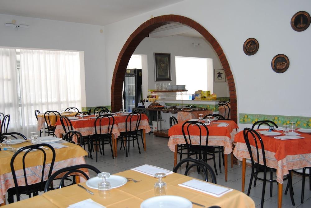Hotel Trevi Cesenatico Exterior photo