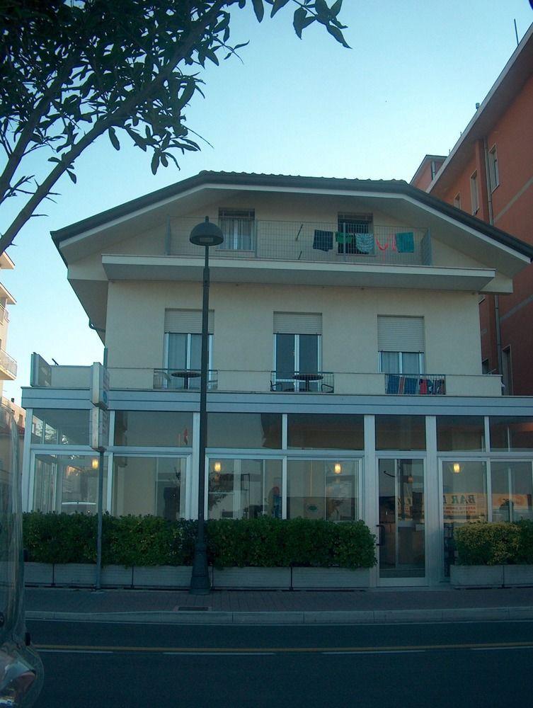 Hotel Trevi Cesenatico Exterior photo