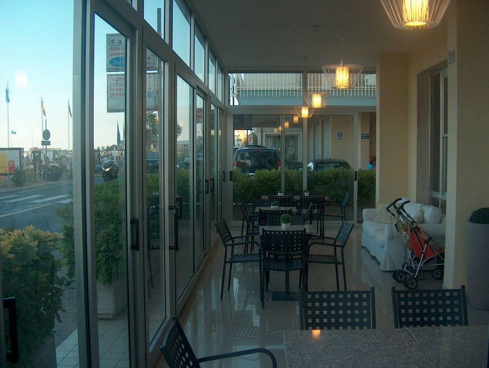Hotel Trevi Cesenatico Exterior photo