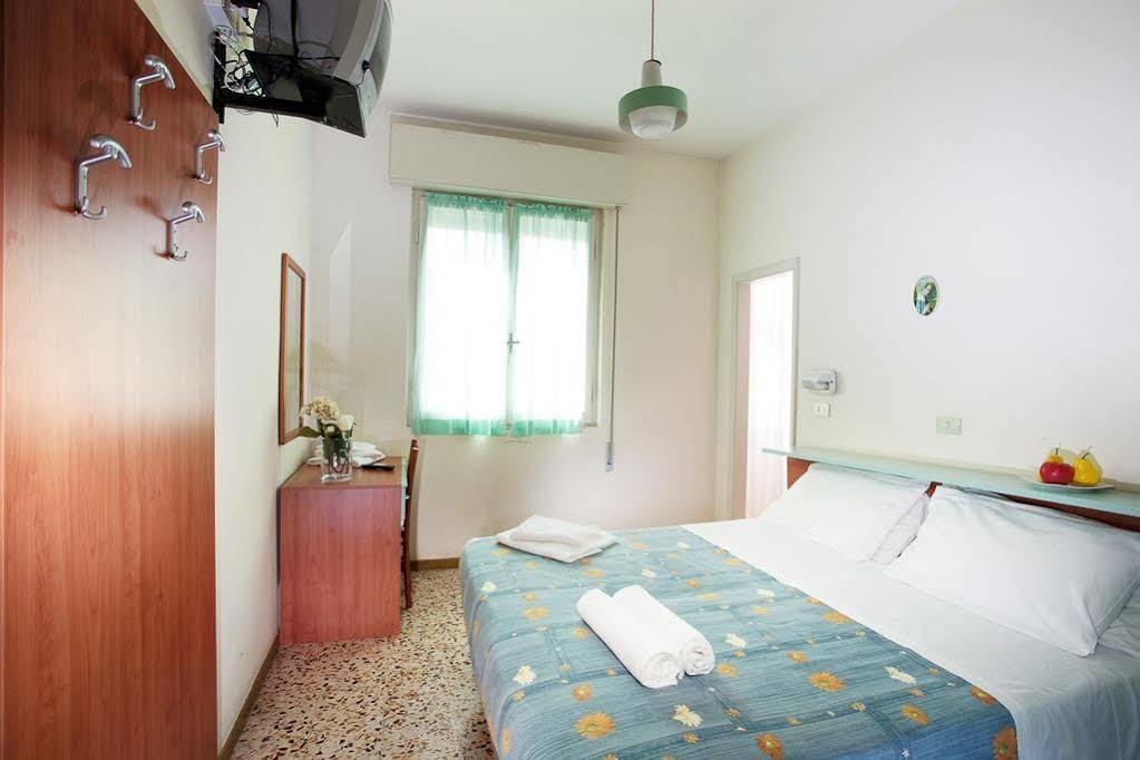 Hotel Trevi Cesenatico Exterior photo